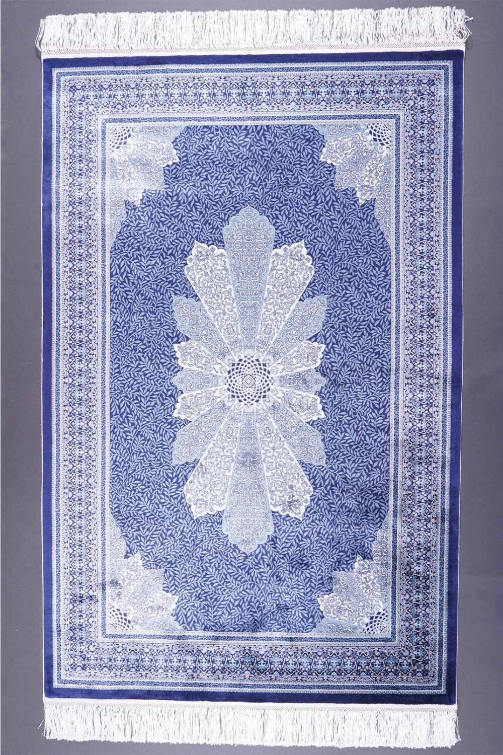 Diomand Medallion Blue and White Area Rug 3.9x5.9 ft Silk - Rugs 1