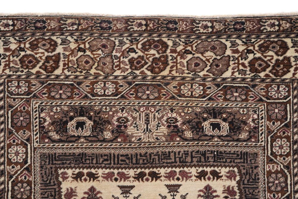 Brown and Beige Carpeta