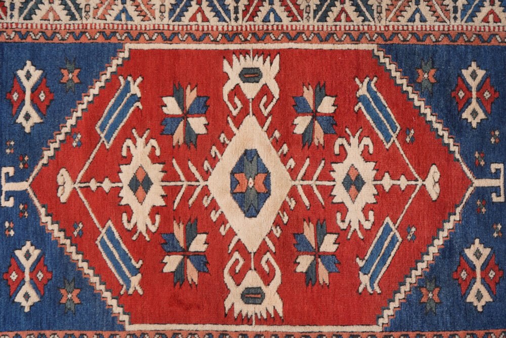 Stylish rug with minimal design