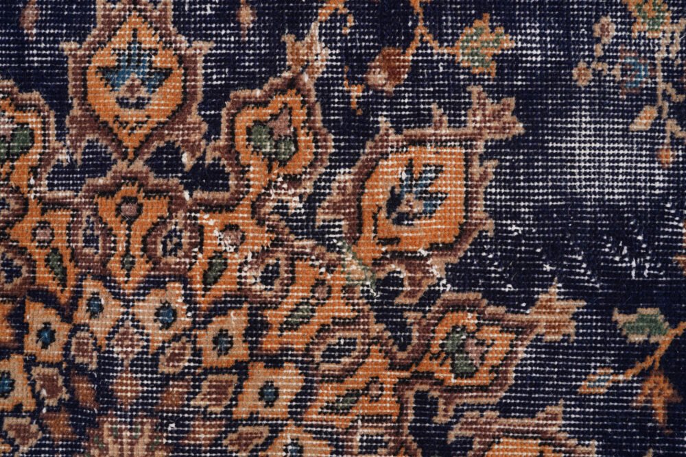 Modern rug with soft beige and ivory tones