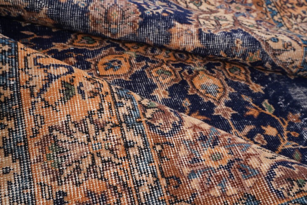 Modern rug with soft beige and ivory tones