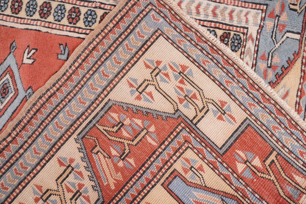 Wool rug with hand-knotted floral pattern