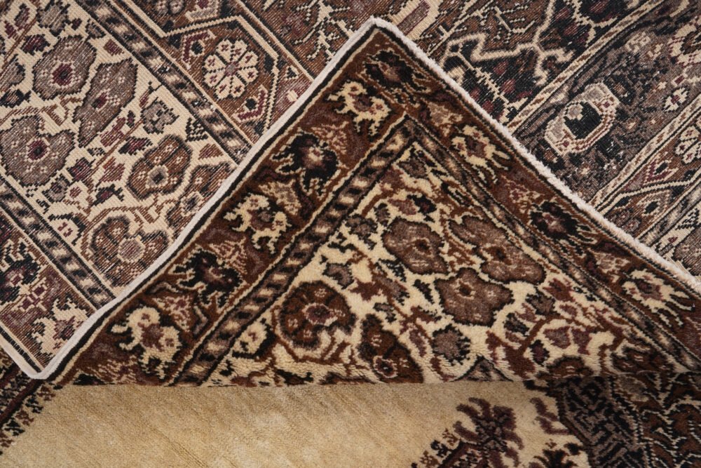 Brown and Beige Carpeta