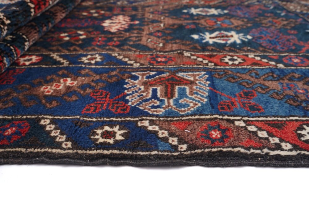 Stylish rug with minimal design