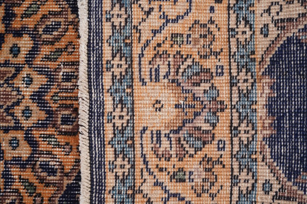 Modern rug with soft beige and ivory tones