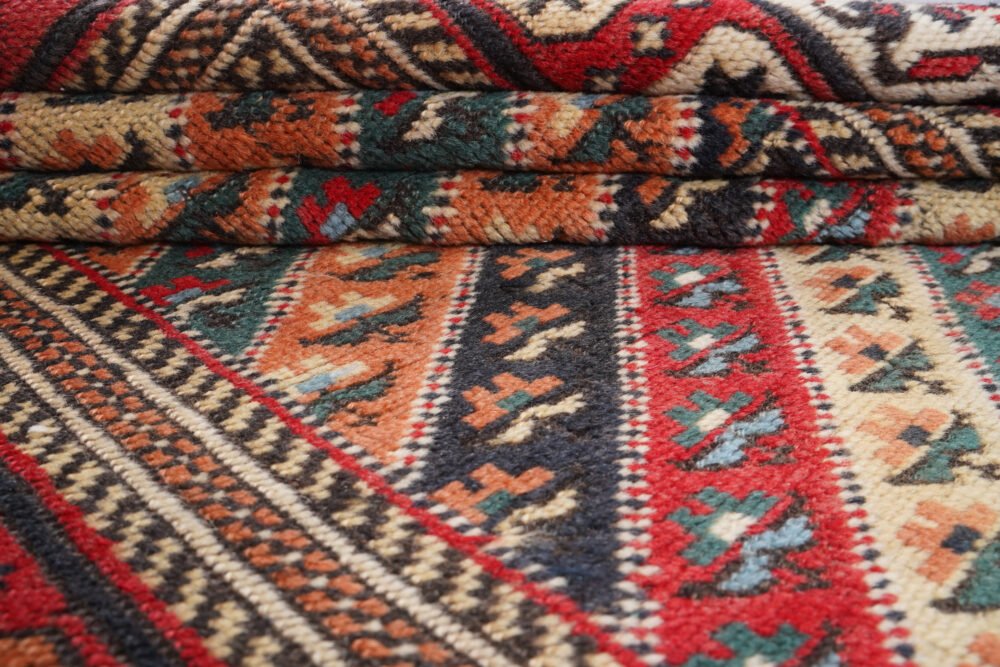 Round rug with woven texture