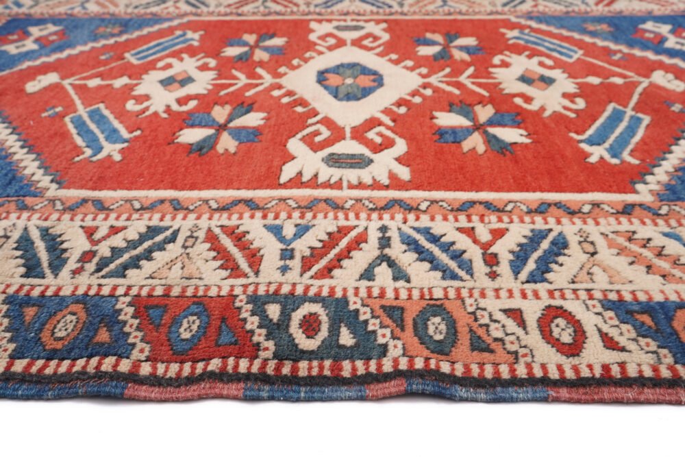Stylish rug with minimal design