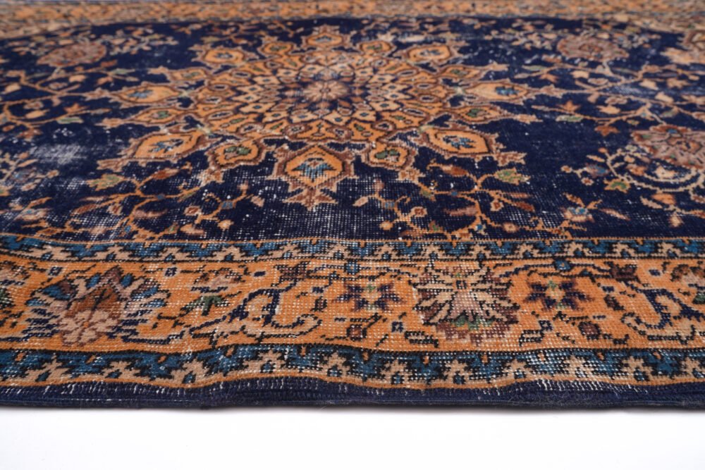 Modern rug with soft beige and ivory tones