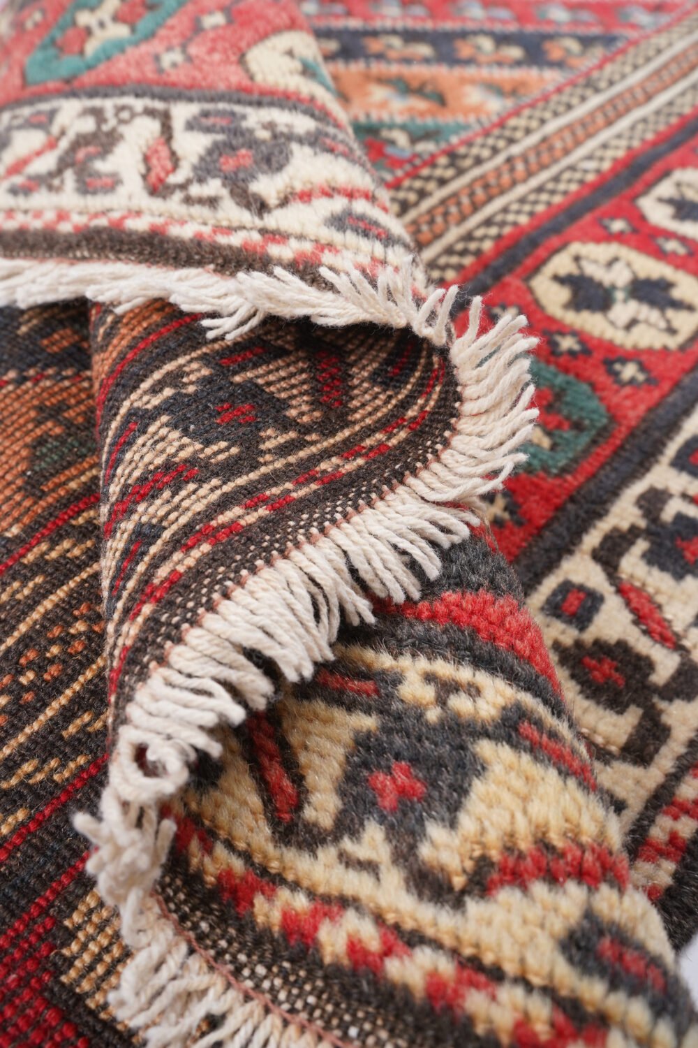 Round rug with woven texture